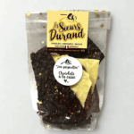 Chocolat à la casse, assortiment chocolat noir et lait avec éclats d'amandes caramélisées, chocolat blanc et zestes de citrons vert